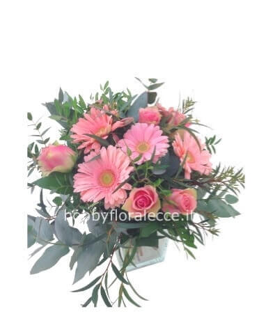 Bouquet di fiori freschi, gerbere e rose colore rosa o altro.