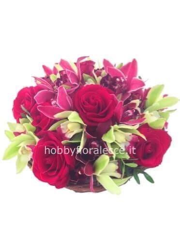 Composizione di rose e altri fiori, in ciotola.