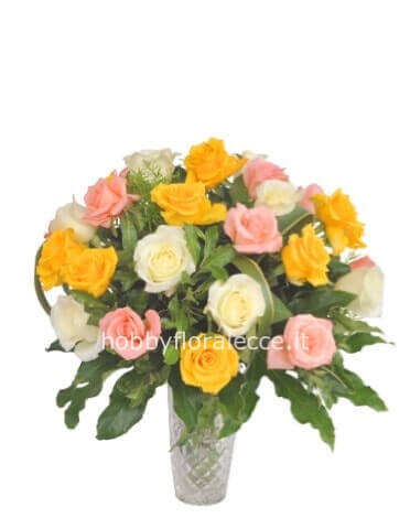 Bouquet di rose colore e fiori assortiti.
