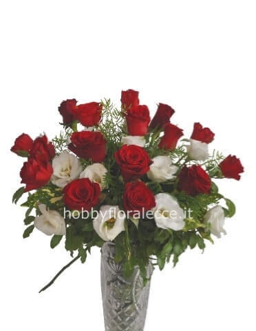 Bouquet di rose rosse e fiori misti.